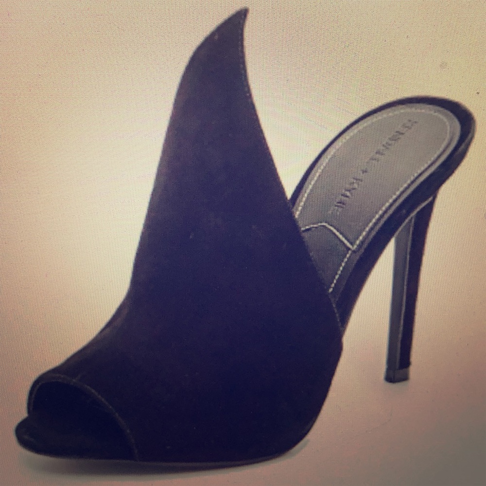 Kendall + Kylie Black Essie Pump